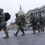 Soldados de la guardia nacional toman posiciones en el Capitolio.