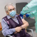 Nieves Cabo, compostelana de 82 años residente del centro Porta do Camiño de Santiago, recibe la segunda dosis de la vacuna de Pfizer-BioNTech.