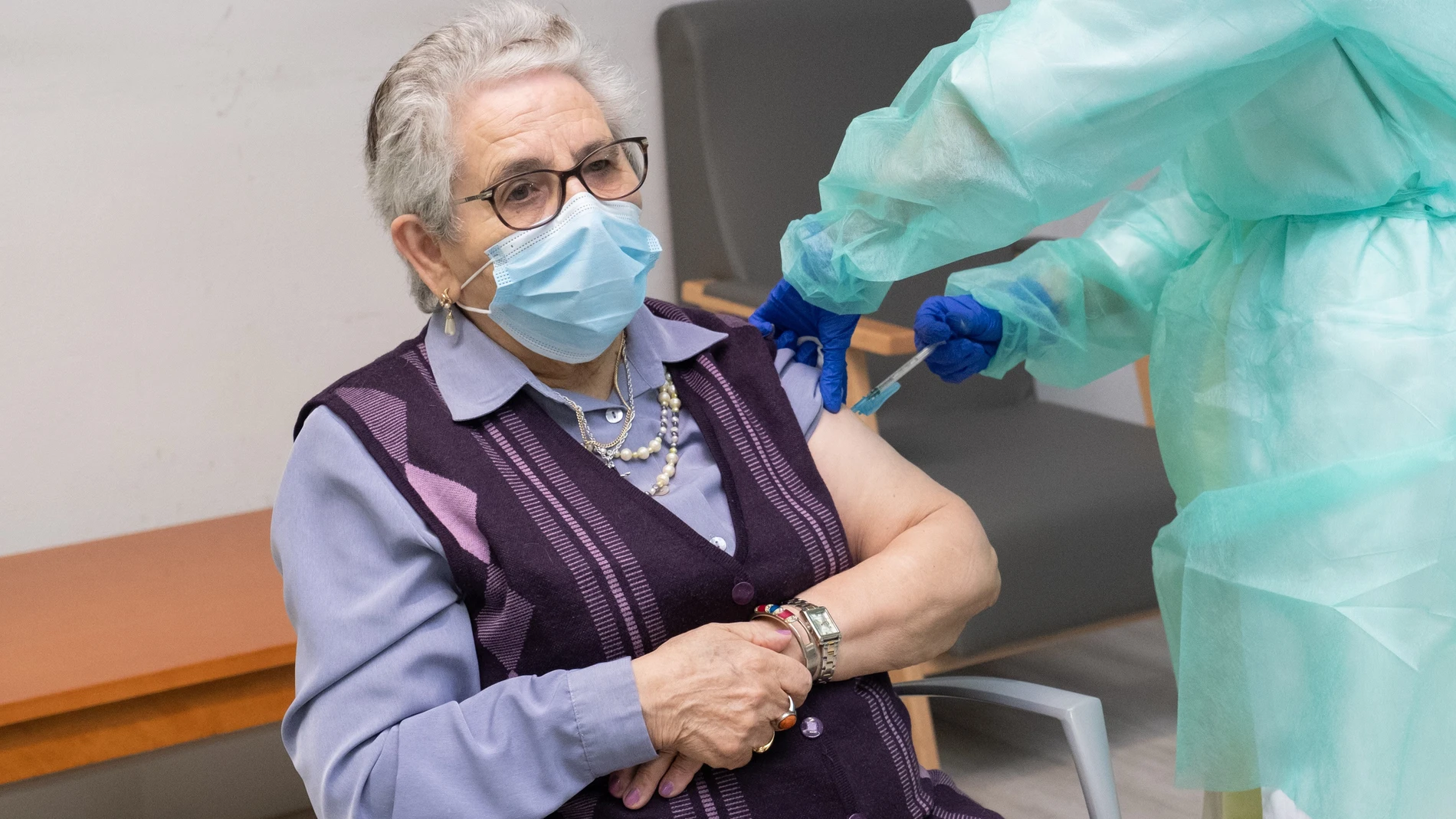 Nieves Cabo, compostelana de 82 años residente del centro Porta do Camiño de Santiago, recibe la segunda dosis de la vacuna de Pfizer-BioNTech.