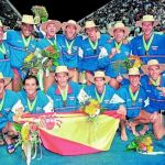Los jugadores de la selección española de waterpolo celebran el oro en del Mundial de Perth, en el año 1998