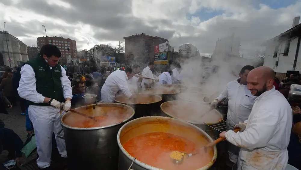 La Cofradía de San Antón entrega y reparte las tradicionales raciones de titos (leguminosa) en el barrio de Gamonal, con motivo de la festividad de San Antonio Abad