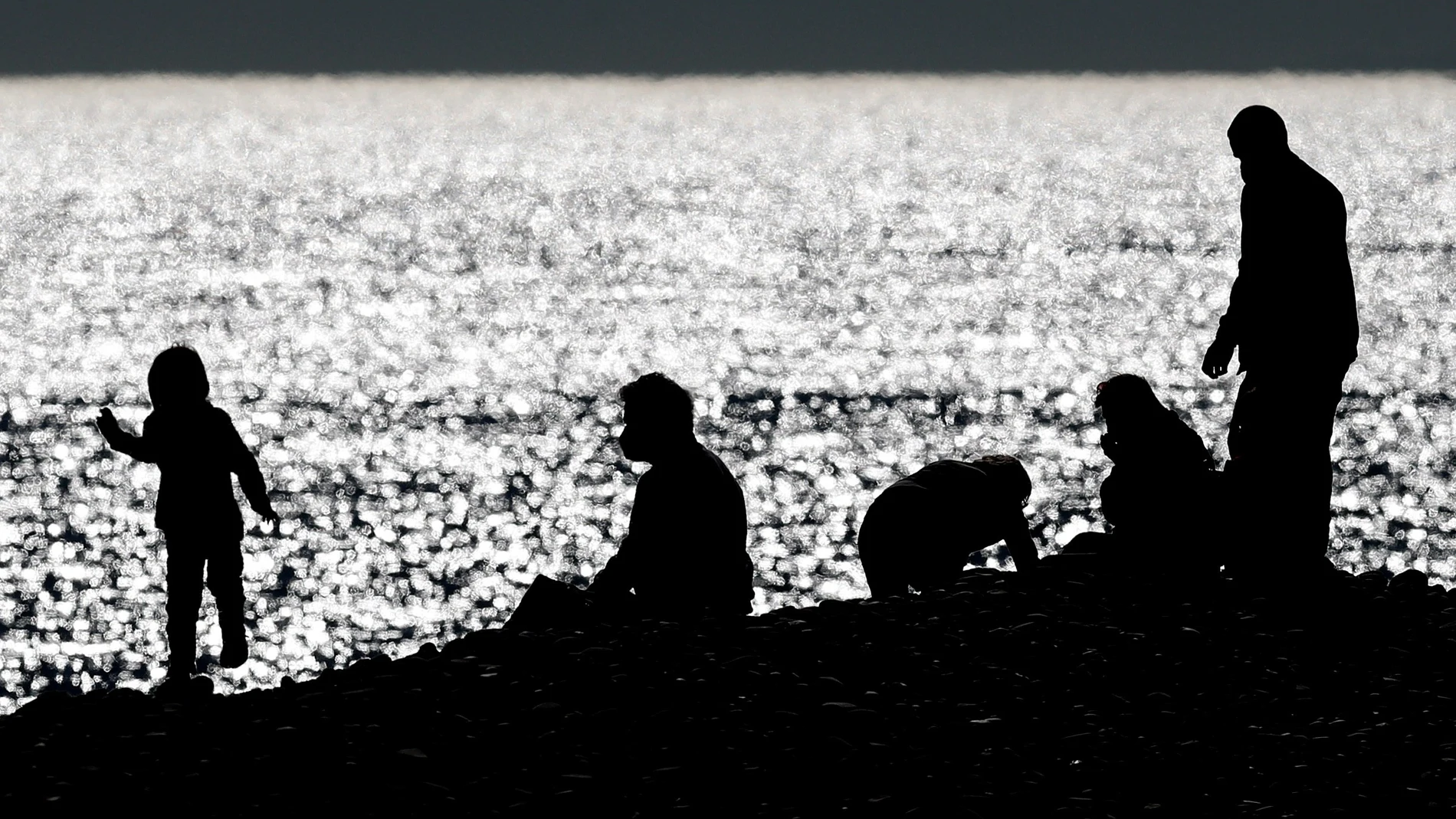 La mancha se ha extendido desde la playa del Puig hasta la playa de Puçol y la Pobla de Farnals