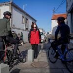 La presidenta de la Comunidad de Madrid, Isabel Díaz Ayuso, habla con dos ciclistas en su visita este domingo a la localidad de Colmenar de Arroyo para conocer de primera mano los efectos de la borrasca Filomena en el sector primario de la región