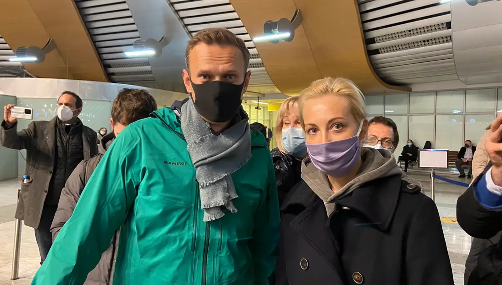 Alexei Navalni y su esposa Yulia a su llegada al aeropuerto de Sheremetyevo en Moscú
