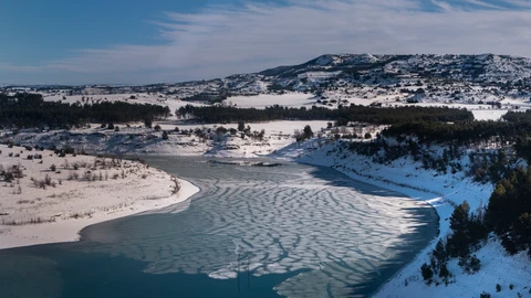 15/01/2021. Alcocer, Guadalajara. Rio Tajo congelado en la cola del embalse de Entrepeñas. ©Greenpeace/Pedro Armestre