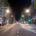 Reportaje de Madrid con gente y vacío por el toque de queda. Gran Vía.