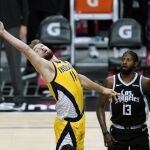 Domantas Sabonis intenta atrapar un rebote