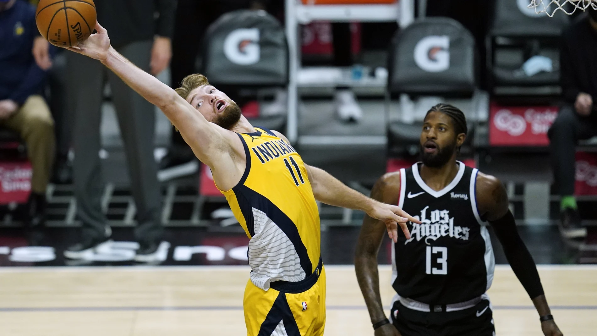 Domantas Sabonis intenta atrapar un rebote