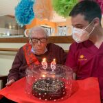 Un anciano de 96 años sopla las velas con total seguridad en una residencia valenciana