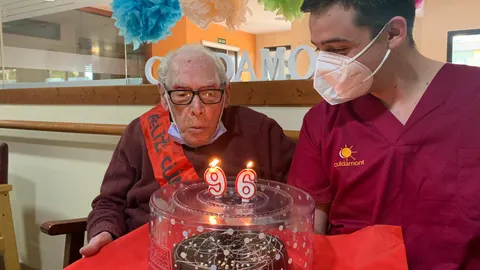 Un anciano de 96 años sopla las velas con total seguridad en una residencia valenciana
