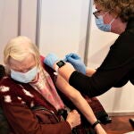 Una anciana recibe la vacuna contra la covid-19 en Aalborg (Dinamarca) este lunes