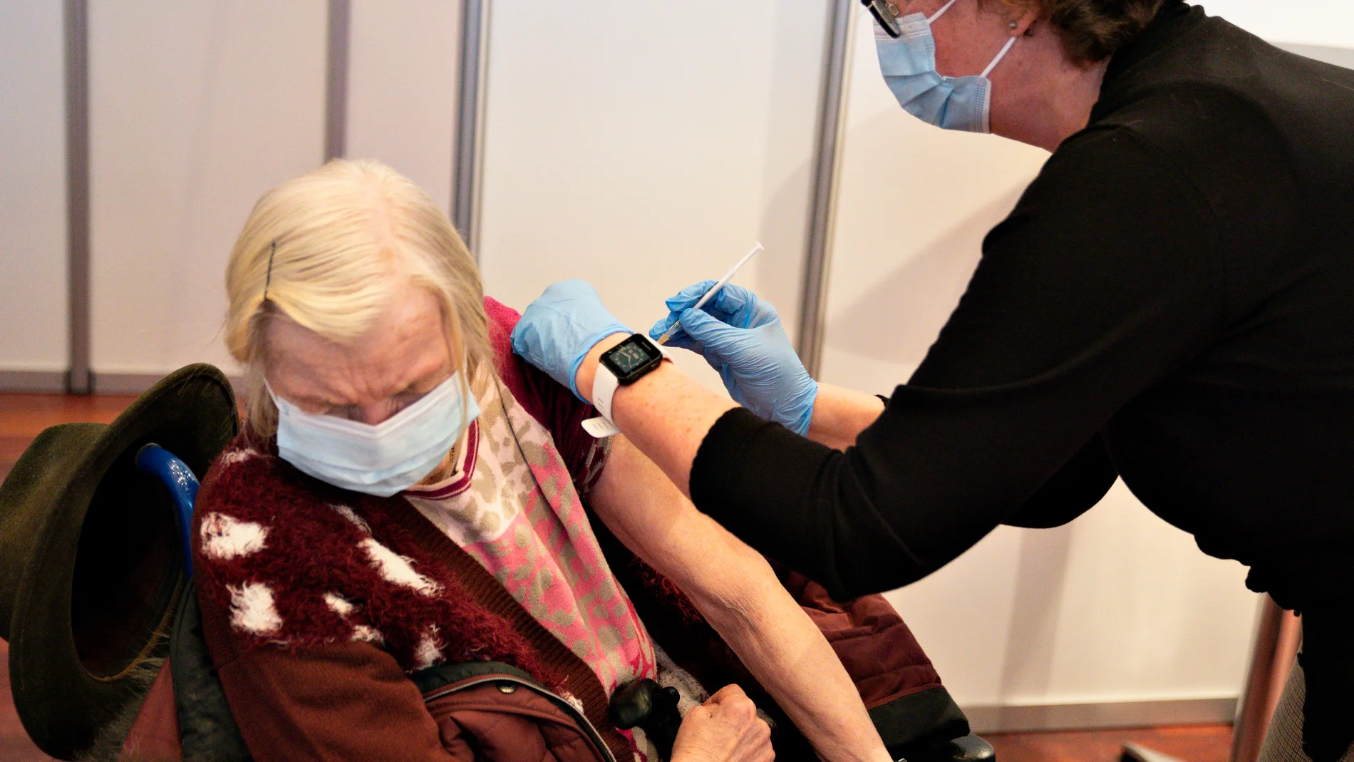 Una anciana recibe la vacuna contra la covid-19 en Aalborg (Dinamarca) este lunes