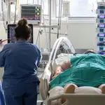 Dos enfermeras atienden a un paciente en la UCI del Hospital Reina Sofía de Murcia