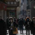 Imagen de archivo de personas caminando por una calle céntrica de Sevilla durante los primeros días de cierre perimetral de 2021