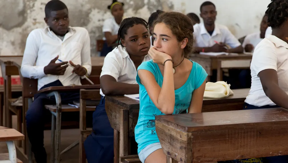 La joven Marta Borrell, de 14 años, viajó a Mozambique para conocer de primera mano la educación en los países en vías de desarrollo; una experiencia que ahora llega al cine en forma del documental 'Una luz en la oscuridad'.MARTA MAJÓ / GONDOLA FILMS18/01/2021