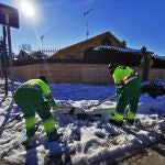Trabajadores municipales de Arroyomolinos limpiando una de las calles del municipio