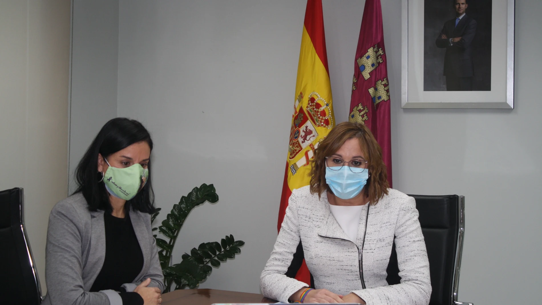 La vicepresidenta y consejera, Isabel Franco, y la directora general de Mujer, María José García, durante la videoconferencia del Cavax