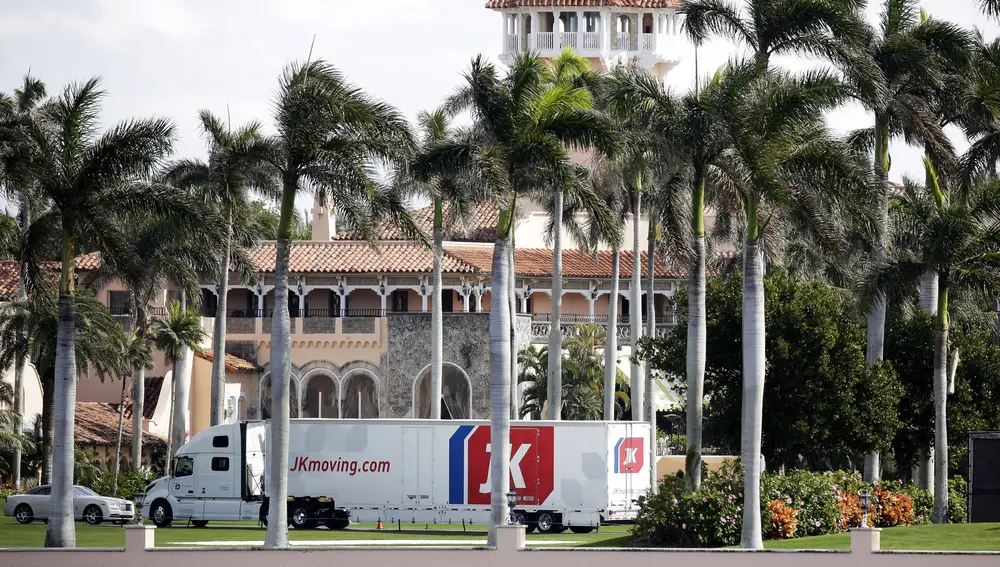 Un camión de la mudanza en Mar-a-Lago, la residencia de Trump en Palm Beach, Florida