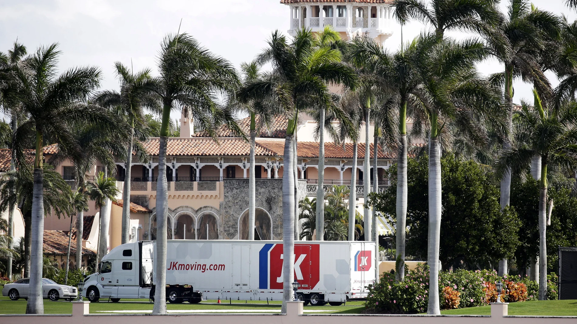 Un camión de la mudanza en Mar-a-Lago, la residencia de Trump en Palm Beach, Florida