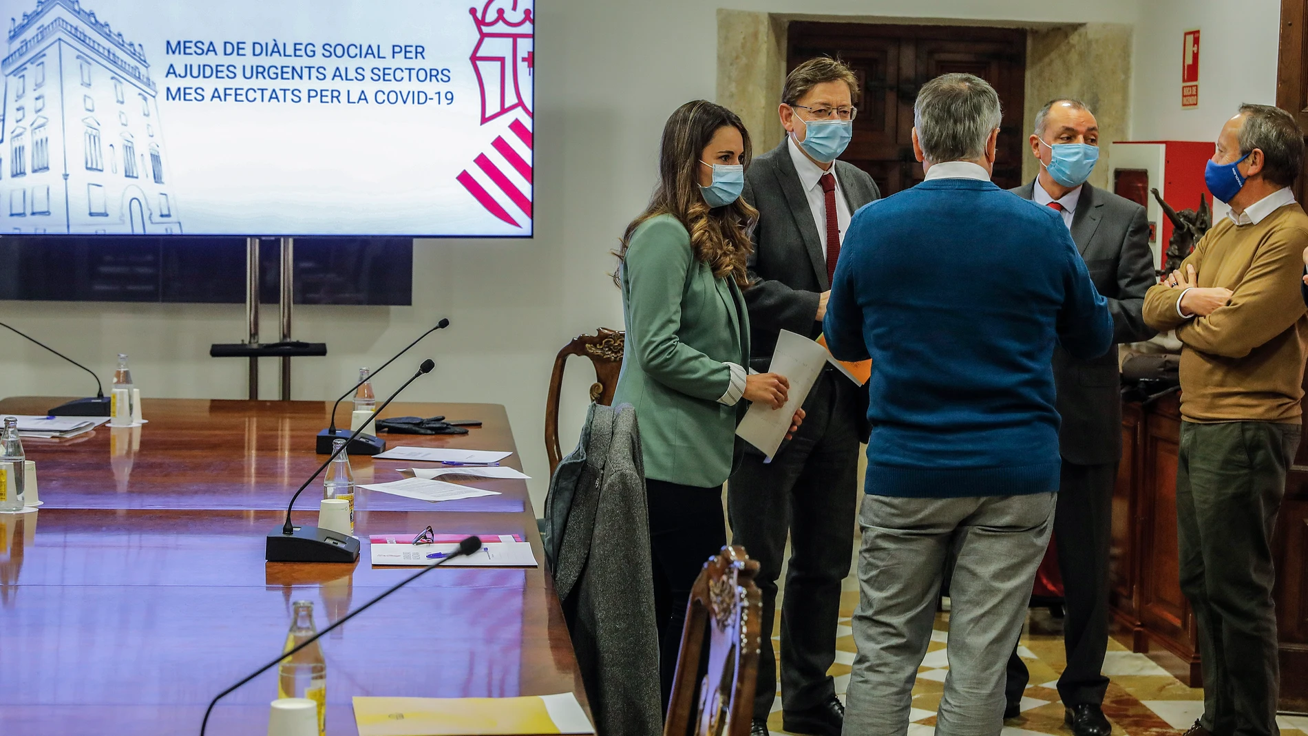 El presidente de la Generalitat Valenciana, Ximo Puig (2i) acompañado del secretario general de UGT-PV, Ismael Sáez y el presidente de la CEV, Salvador Navarro durante su reunión con agentes sociales de la comunidad que preside para gestionar ayudas frente al coronavirus, en Valencia
