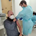 Un sanitario del hospital de Jerez (Cádiz) recibe la segunda dosis de la vacuna contra la Covid-19.