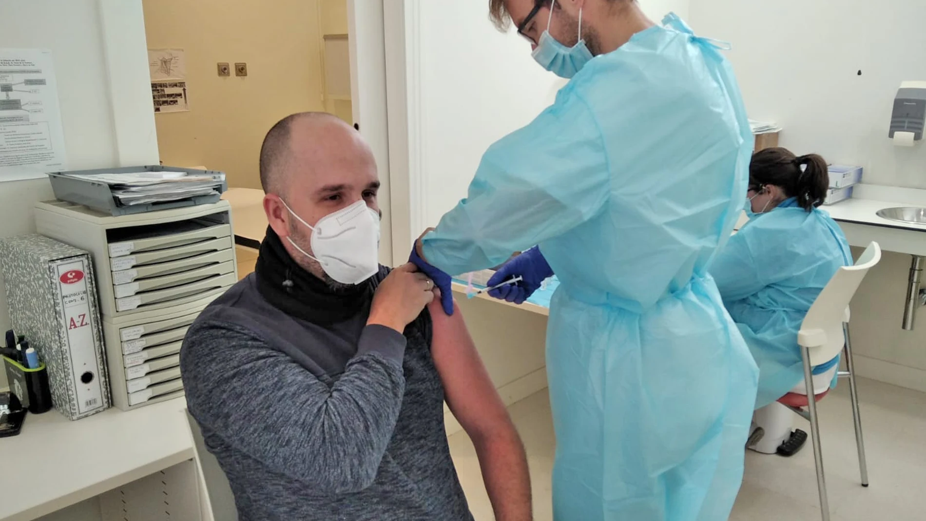 Un sanitario del hospital de Jerez (Cádiz) recibe la segunda dosis de la vacuna contra la Covid-19.
