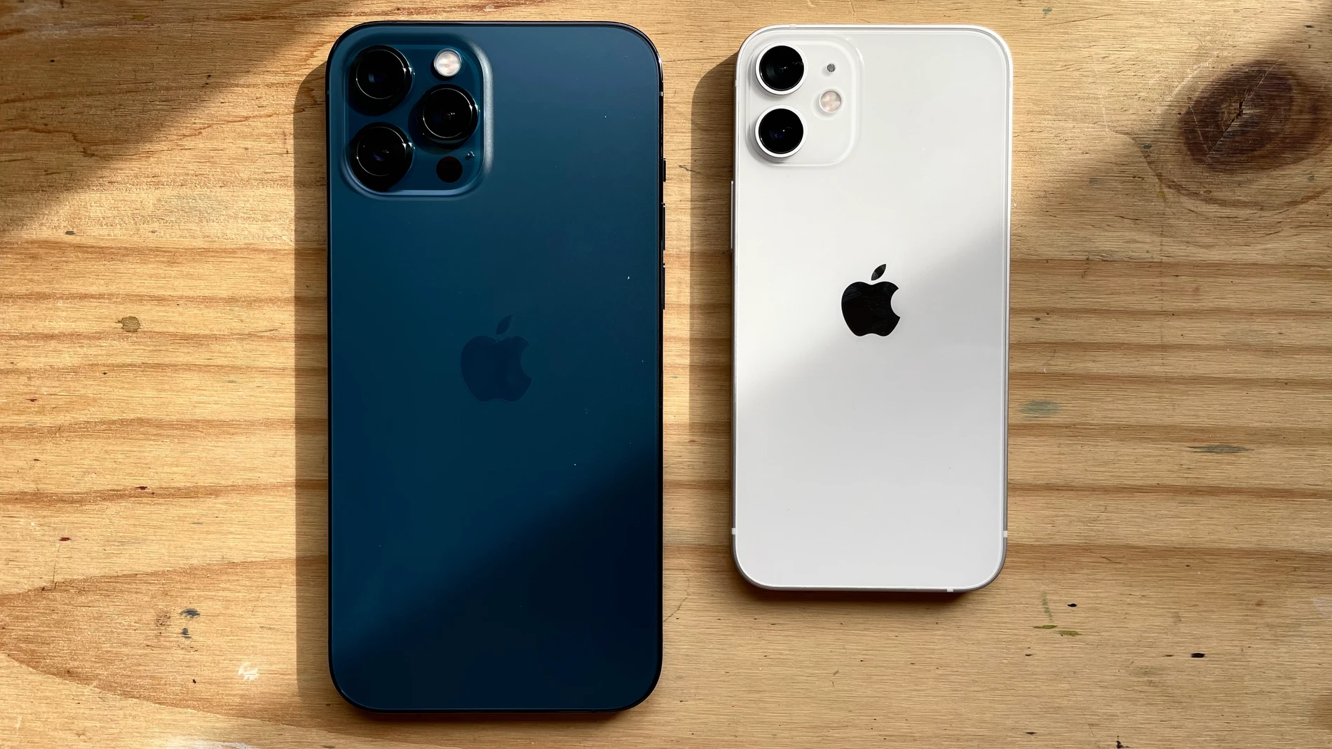 Imagen de archivo de un IPhone 12 Pro Max y de un iPhone 12 mini