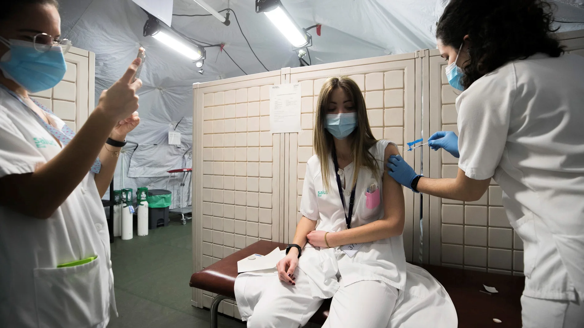 Continúa la vacunación de personal sanitario en la carpa instalada por el Ejército en el aparcamiento del Hospital Clínico de Zaragoza.