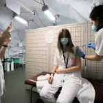 Continúa la vacunación de personal sanitario en la carpa instalada por el Ejército en el aparcamiento del Hospital Clínico de Zaragoza.