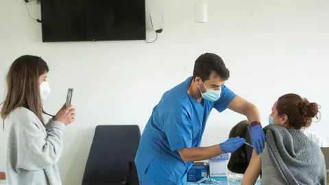 Vacunación de personal sanitario en el CAP Manso de Barcelona, este lunes, cuando los equipos de vacunación de Cataluña, que ayer ya pusieron 145 segundas dosis de la vacuna anti-COVID, han inyectado la primera dosis a 144.801 personas, de ellas 4.428 ayer, con lo que han inoculado la vacuna a un 1,9 % de la población total de la comunidad. Las 144.801 dosis inyectadas hasta ahora suponen un 78 % de las que Cataluña ha recibido hasta esta semana: 180.000 de Pfizer y 5.800 de Moderna, a la espera de que hoy llegue una nueva remesa de vacunas.