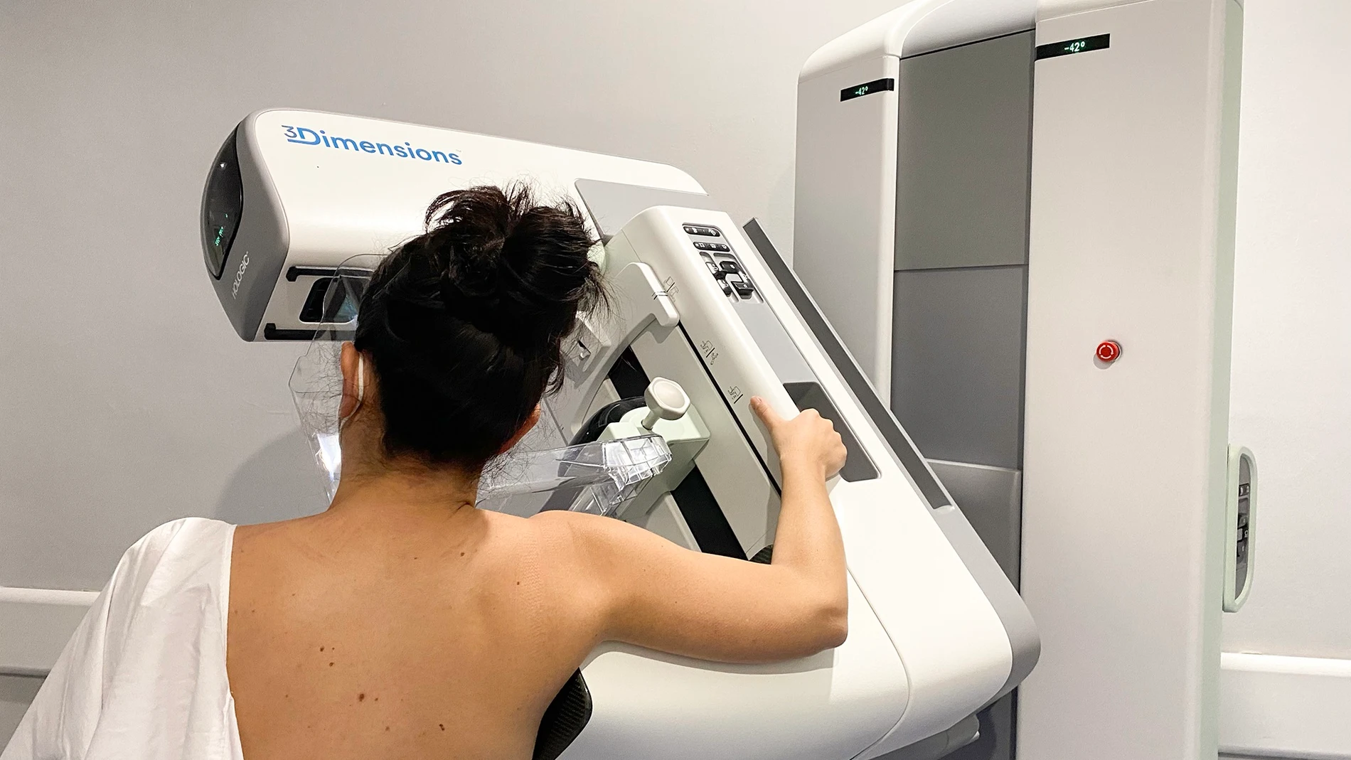 Una paciente se realiza una mamografía en el nuevo mamógrafo instalado en el Hospital Infanta Margarita de Cabra (Córdoba).JUNTA DE ANDALUCÍA18/01/2021
