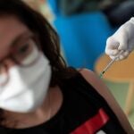 Vacunación de personal sanitario en el CAP Manso de Barcelona
