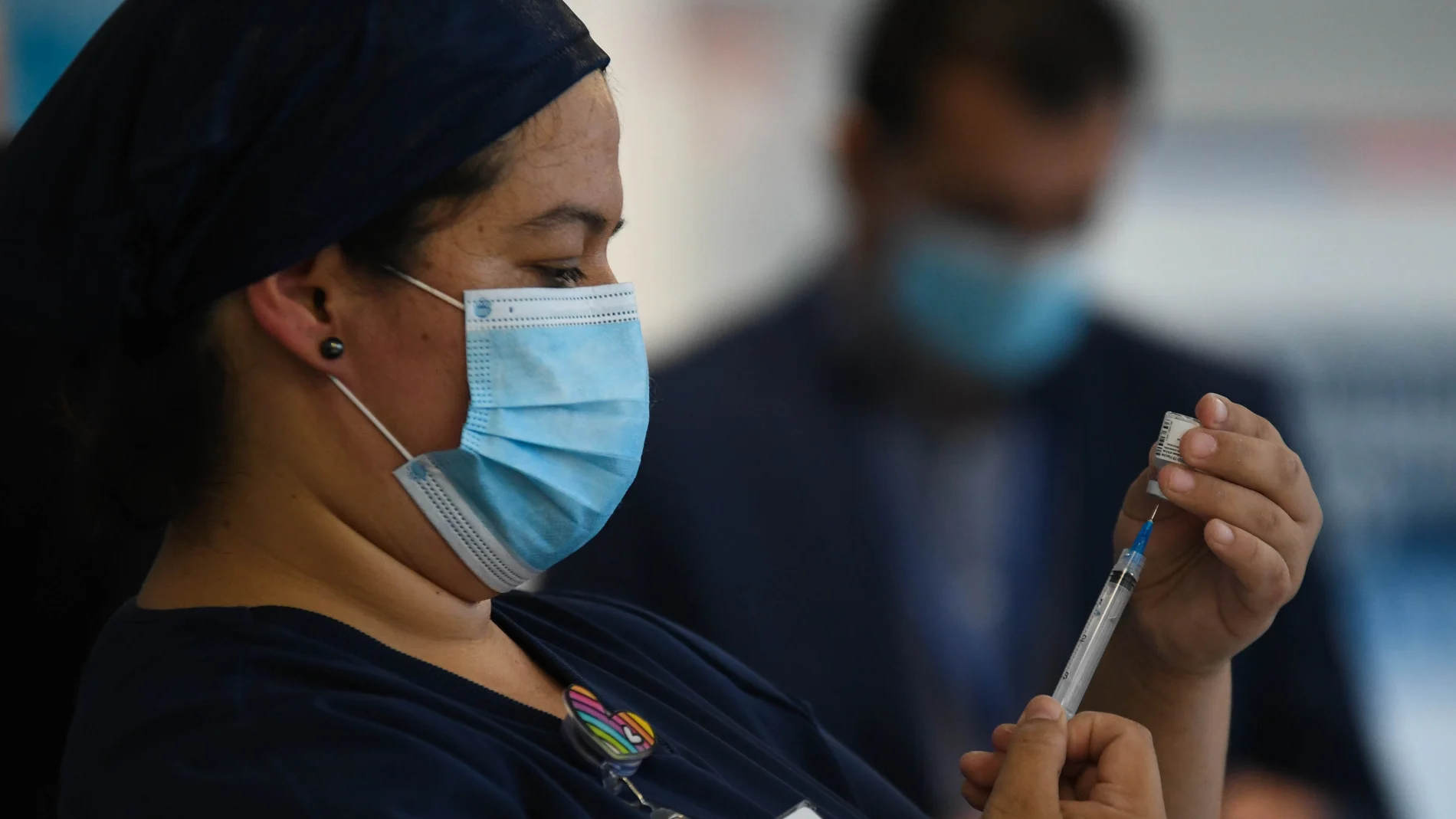 18 January 2021, Chile, Antofagasta: A nurse prepares a Pfizer-Biontech Coronavirus vaccine dose during the vaccination campaign for the medical staff. Photo: Camilo Alfaro/Agencia Uno/dpa18/01/2021 ONLY FOR USE IN SPAIN