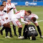 El guardameta marroquí del Sevilla, Yassine Bounou, felicitado por sus compañeros tras detener un penalti durante el encuentro correspondiente a la jornada 19 de la Liga Santander. EFE/ David Aguilar.