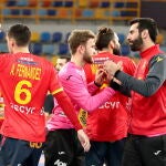 Los jugadores de la selección española se felicitan tras vencer a Túnez y clasificarse para la segunda fase del Mundial de Egipto
