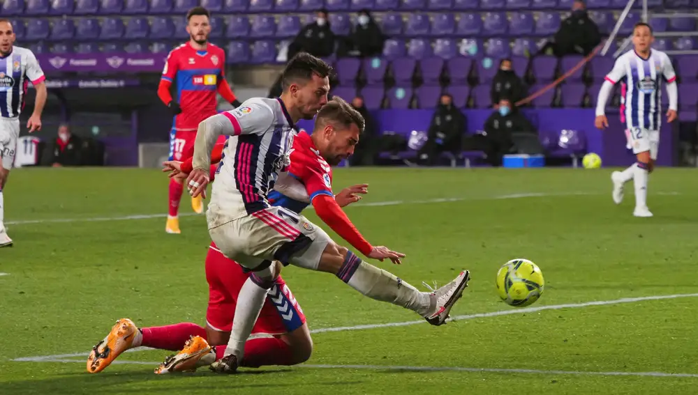 Óscar Plano (c) disputa un balón durante el encuentro perteneciente a la decimonovena jornada de LaLiga Santander entre Real Valladolid y Elche CF, este martes en el estadio José Zorrilla, en Valladolid. EFE/R. García