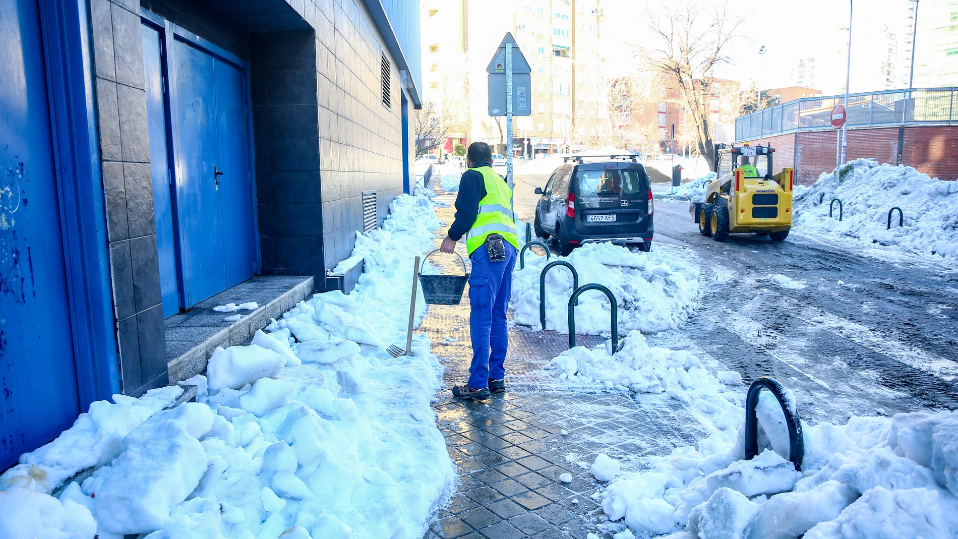 Un operario limpia nieve del alcantarillado de Madrid antes de que comiencen las lluvias en la capital, en Madrid (España)