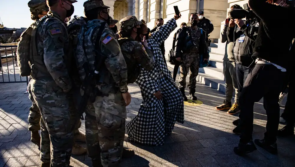 Jennifer Lopez toma un con un grupo de soldados antes de la ceremonia en Washington.