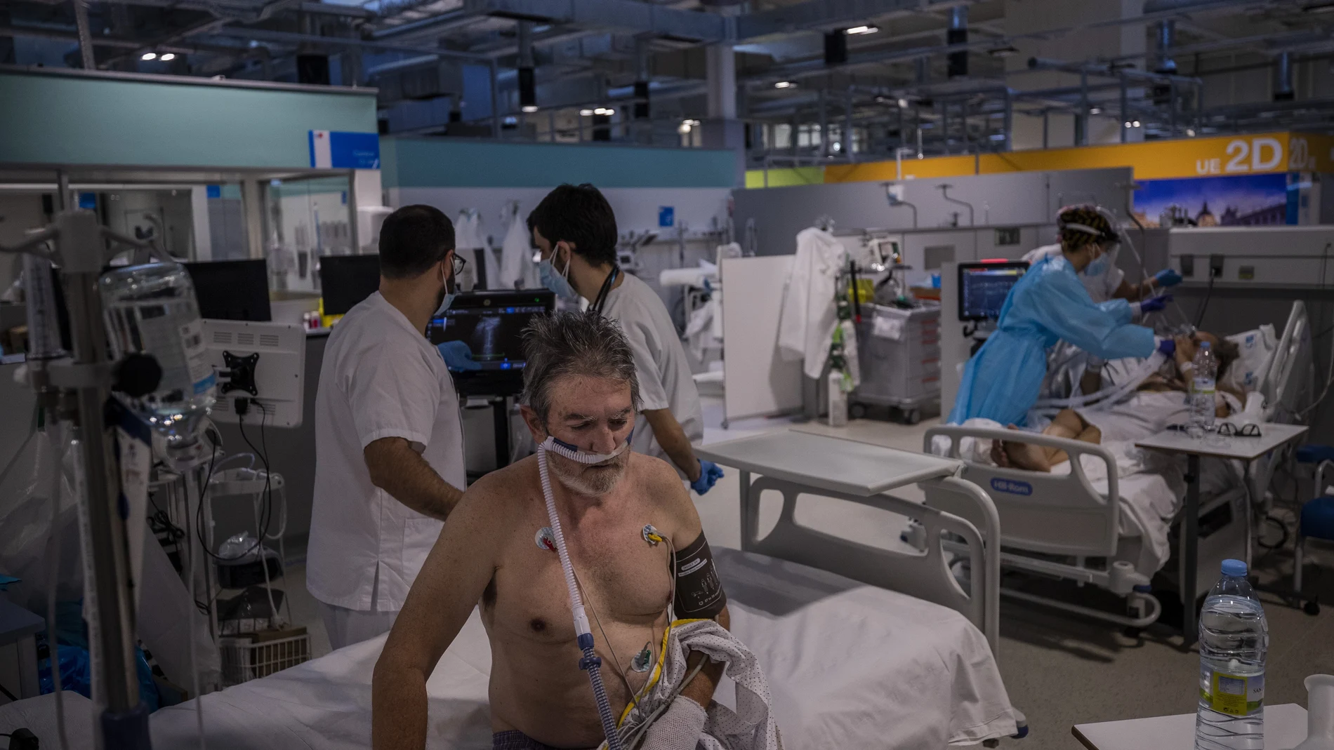 Los médicos usan ultrasonidos para revisar los pulmones de un enfermo de Covid en el Hospital Isabel Zendal