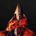 Los monjes que lo logran son recuperados y vestidos con túnicas de sacerdote para ser venerados