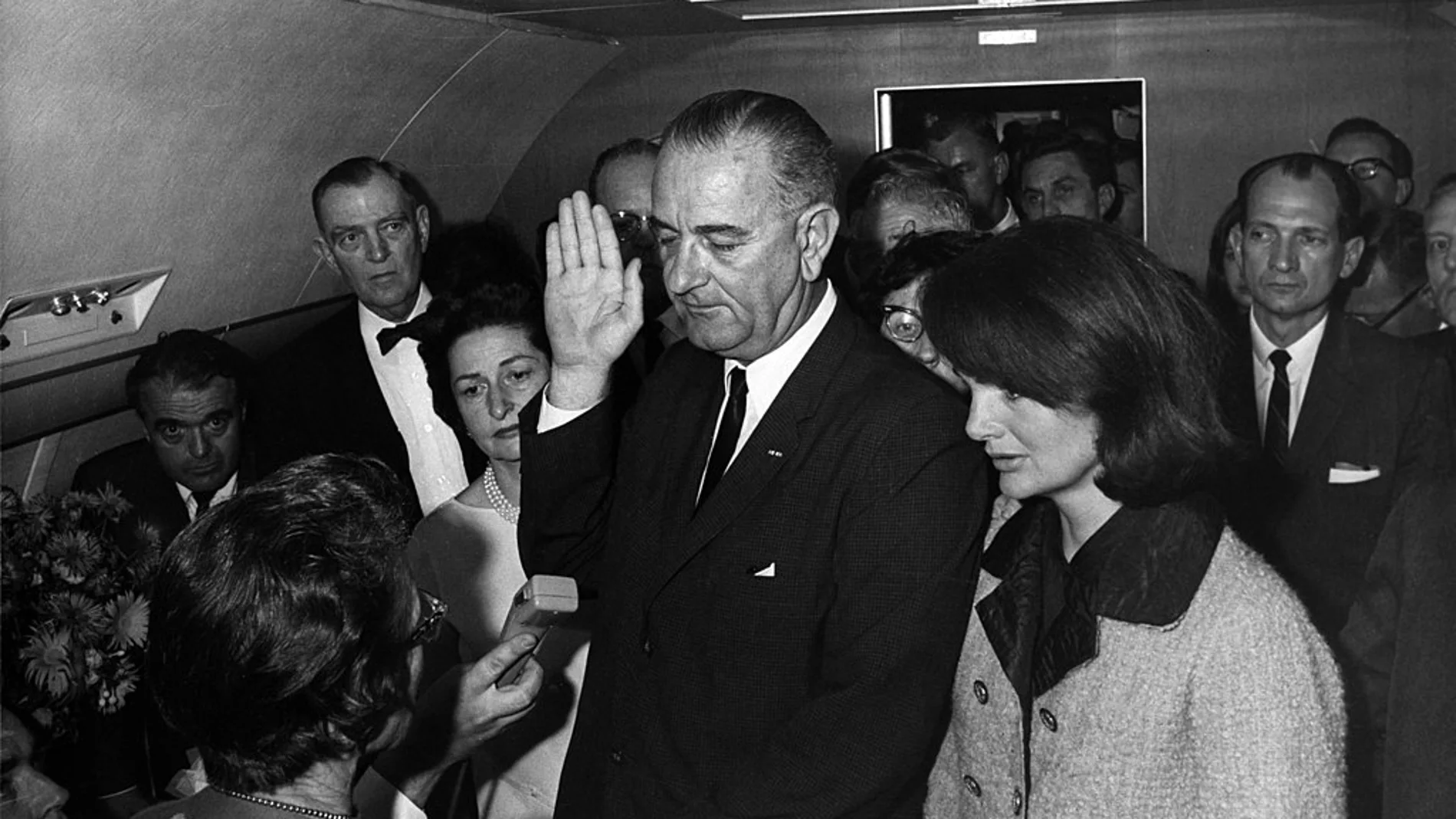 Lyndon B. Johnson se juramentó a bordo de Air Force One por la jueza federal Sarah T. Hughes, tras el asesinato de John F. Kennedy