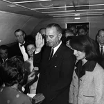 Lyndon B. Johnson se juramentó a bordo de Air Force One por la jueza federal Sarah T. Hughes, tras el asesinato de John F. Kennedy