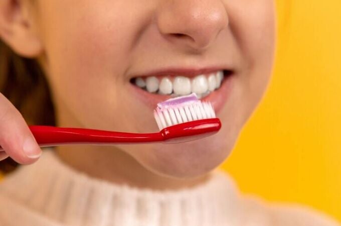 Según un estudio realizado por el Consejo General de Colegios Oficiales de Farmacéuticos, el 80% de la población española tiene una higiene bucal inadecuada.