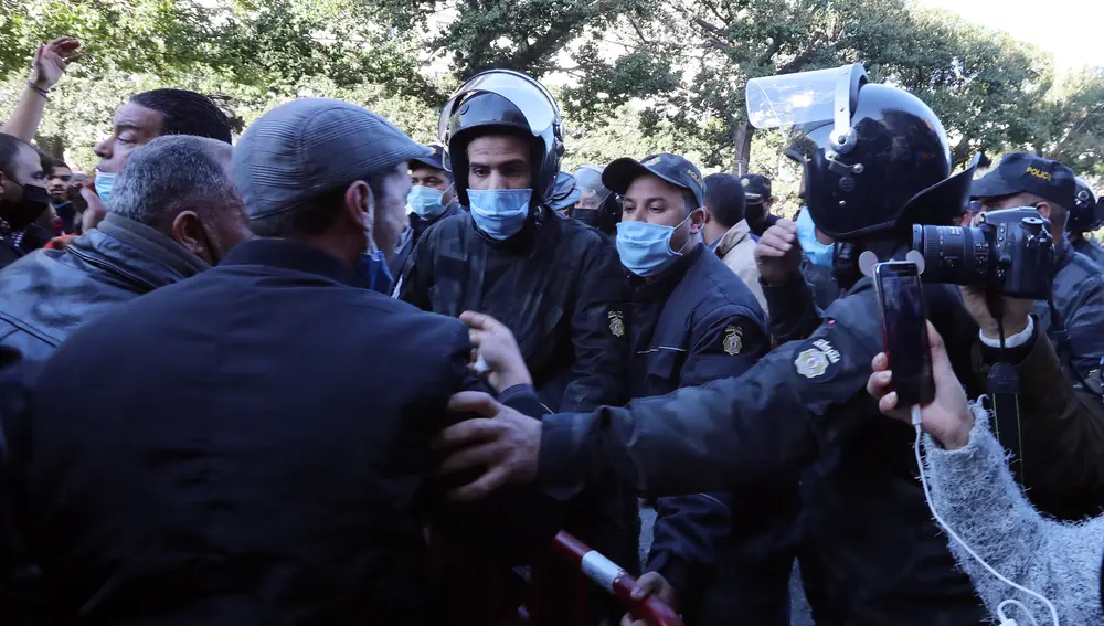 Policías dispersan a manifestantes en Túnez