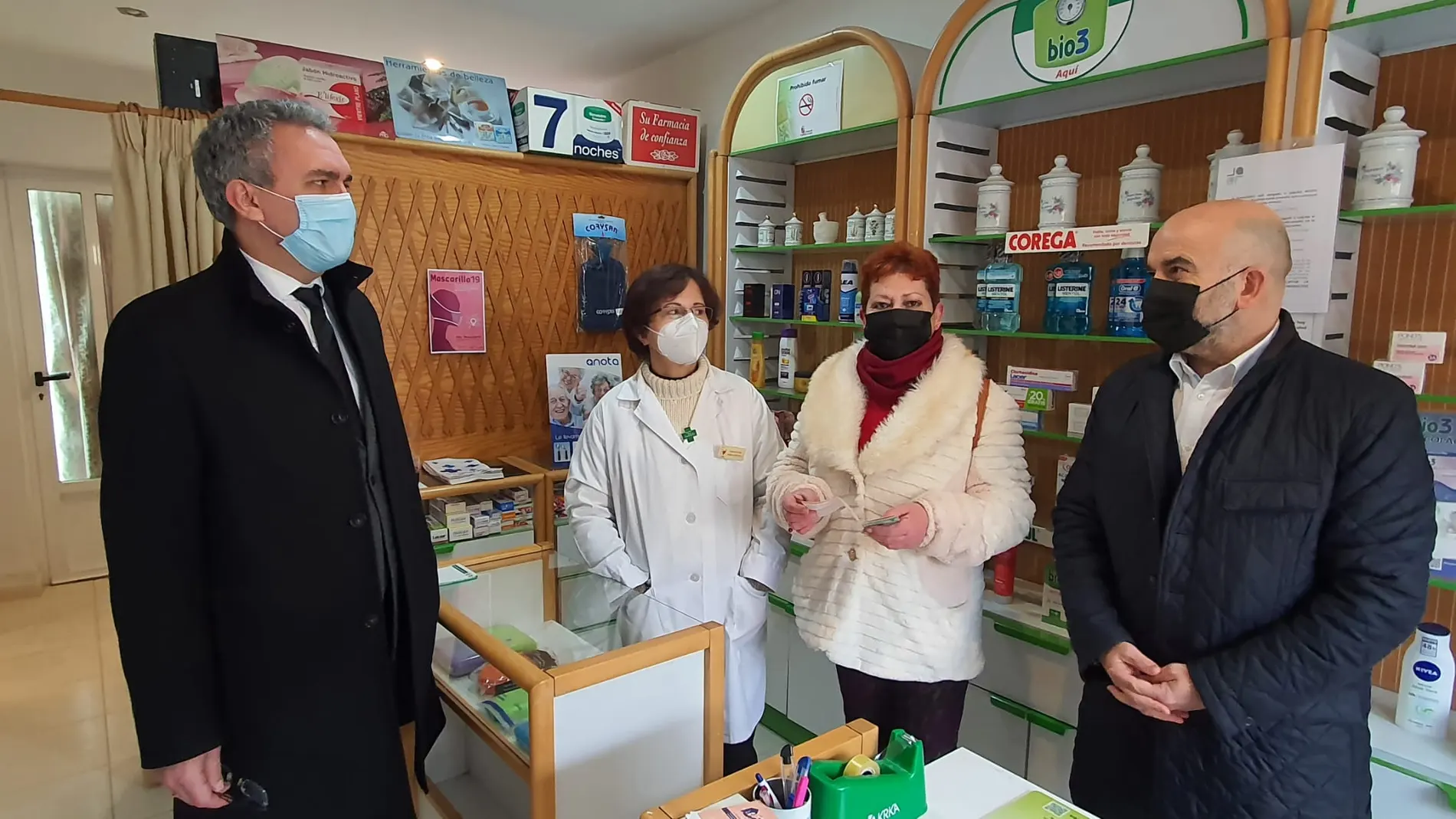 Javier Izquierdo y Javier Herradón visitan una farmacia en Becilla de Valderaduey