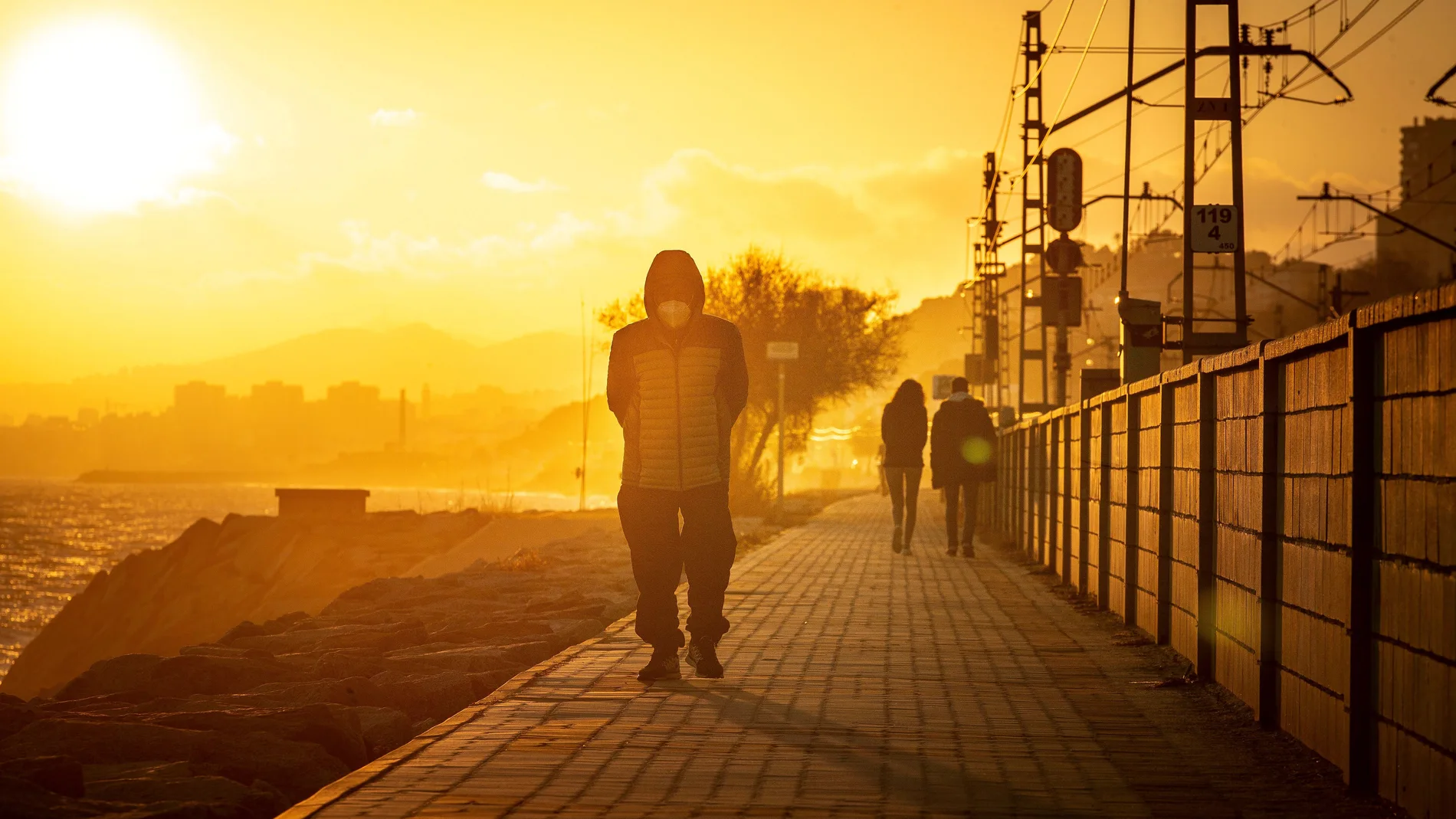 arias personas disfrutan del atardecer de la costa del Maresme, este martes en El Masnou (Barcelona), cuando los indicadores epidémicos en Cataluña han vuelto a mejorar por segundo día consecutivo, aunque el numero de pacientes en las UCI sigue aumentando y pase ha situado en cifras similares pico de la segunda ola, con 590 pacientes graves de COVID, 40 más que ayer. EFE/ Enric Fontcuberta