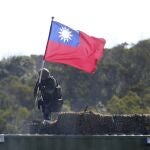 Un soldado porta la bandera nacional de Taiwán durante unos ejercicios militares en el norte de la isla el pasado 19 de enero