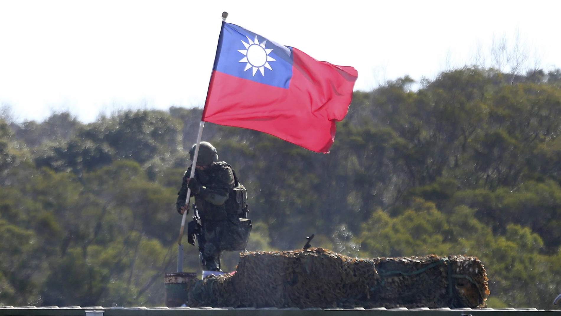 Un soldado porta la bandera nacional de Taiwán durante unos ejercicios militares en el norte de la isla el pasado 19 de enero