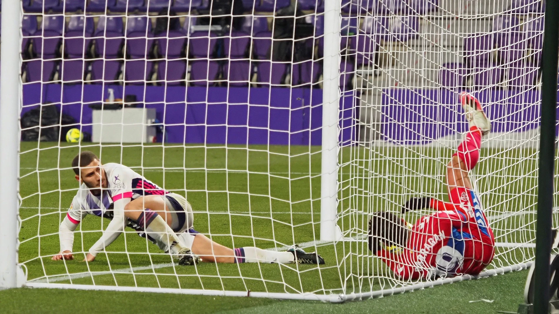 El delantero israelí del Valladolid Shon Weismann (i) marca un gol que anulado por el árbitro. EFE/R. García