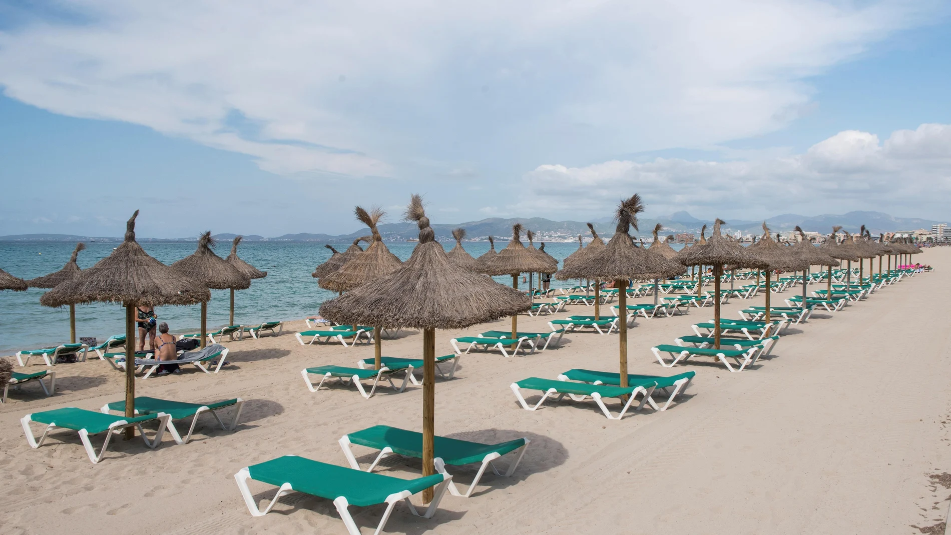 Aspecto general de un tramo de Playa de Palma con poca afluencia de bañistas.